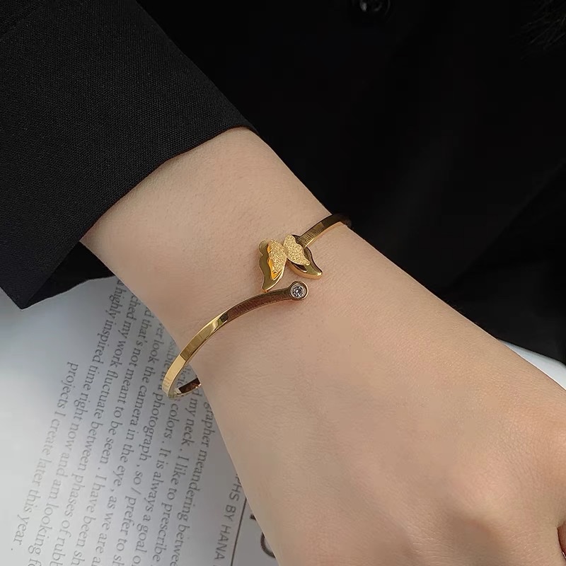The new titanium steel jewelry item, the butterfly female stainless steel bracelet, is selling well Specification image