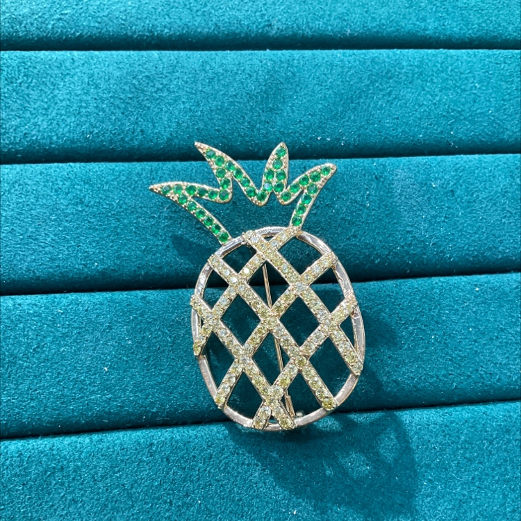 Pineapple 🍍 brooch with micro-diamond setting