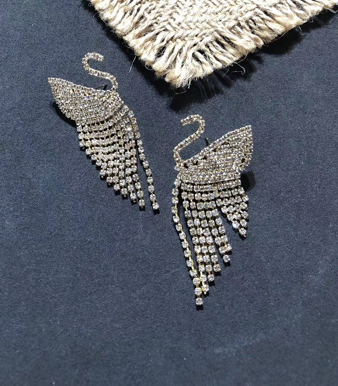 Swan stud earrings, elegant and feminine, versatile design sense, niche and trendy Hong Kong-style simple small earlobes, suitable earrings 1 details Picture