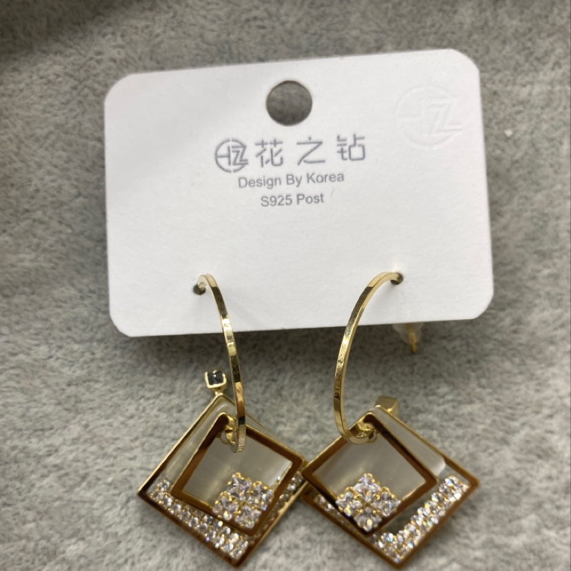 South Korea Dongdaemun square ear loop