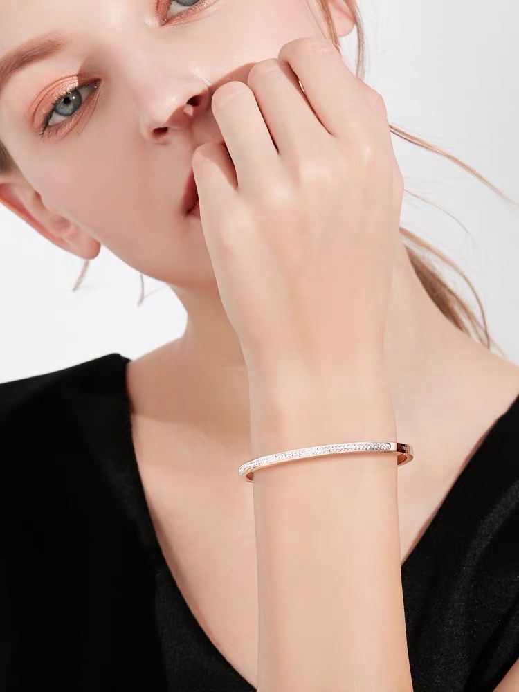 The new titanium steel jewelry item, the peach mud diamond stainless steel bracelet, is selling well details Picture