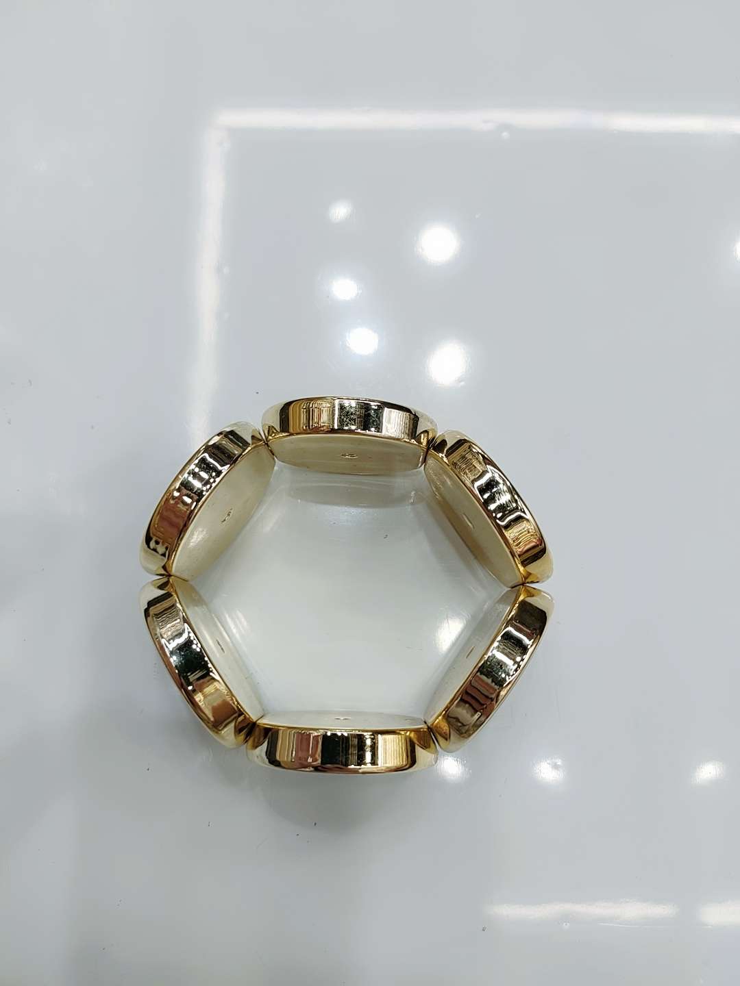 وغاز أوروينز الأصلي، وهو الغاز الخشن سي بي، عبارة عن سوار أحمر شبكي ضخم، تم تصويره بواسطة طاقم الهيب هوب الرائع Application Scenario