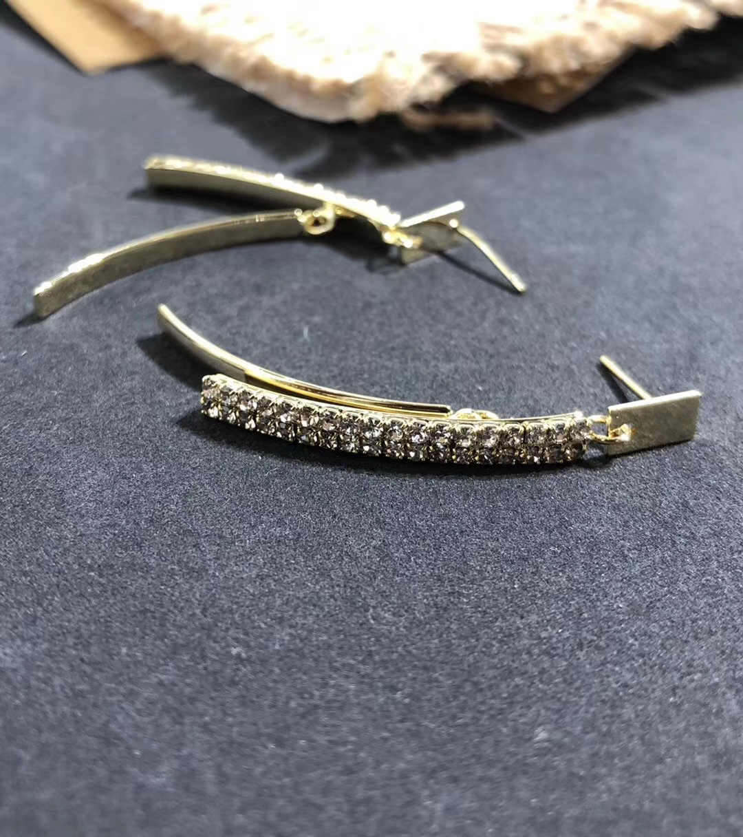 Avant-garde, niche design, minimalist ins style, individual wavy, pleated and twisted spatial line earrings Specification image
