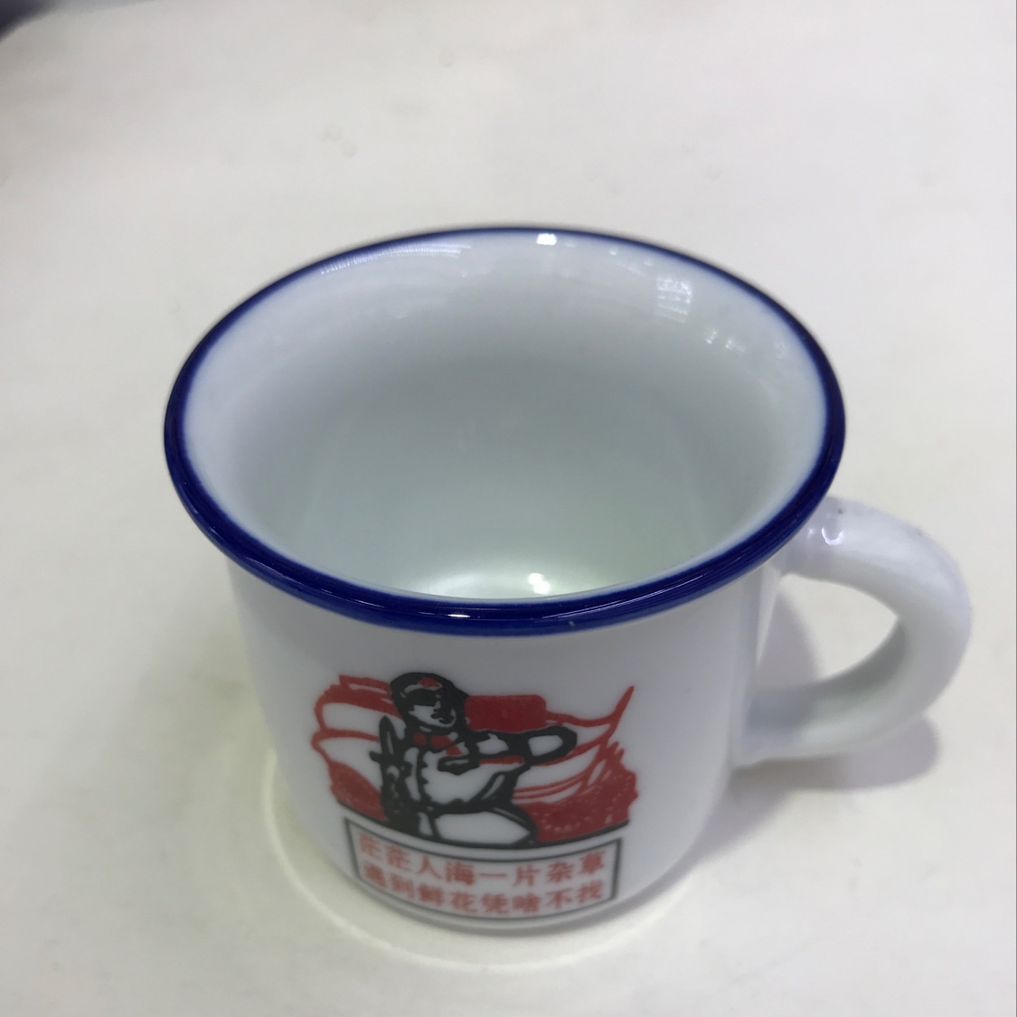 杯子茫茫人海一片杂草