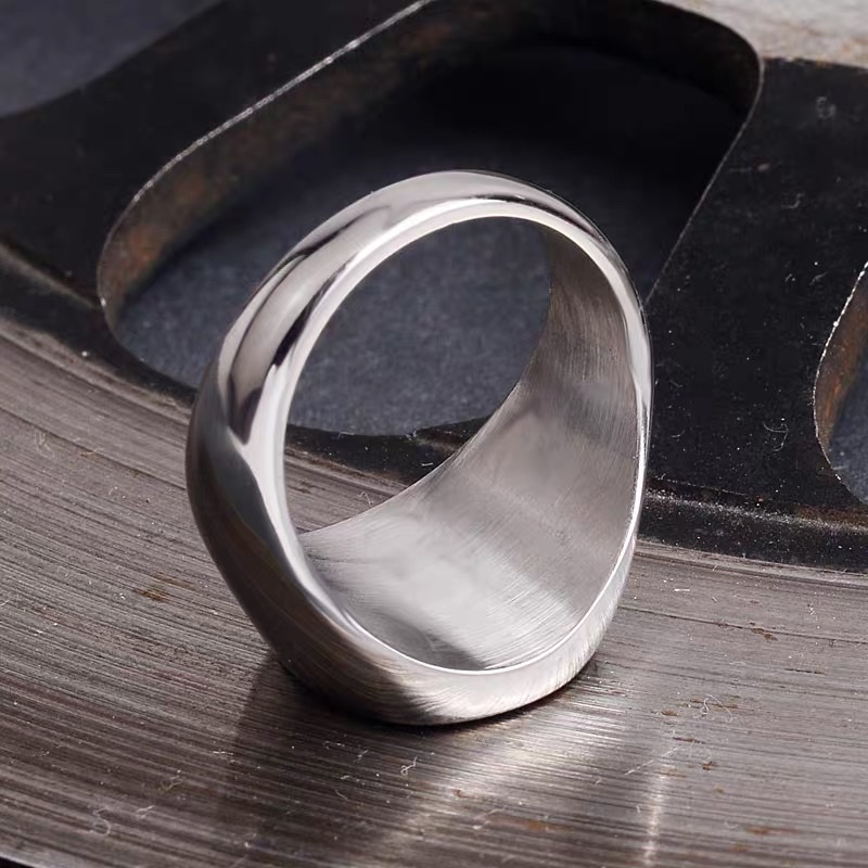 European and American men's trendy hip-hop and powerful single ring titanium steel index finger ring 6 Application Scenario