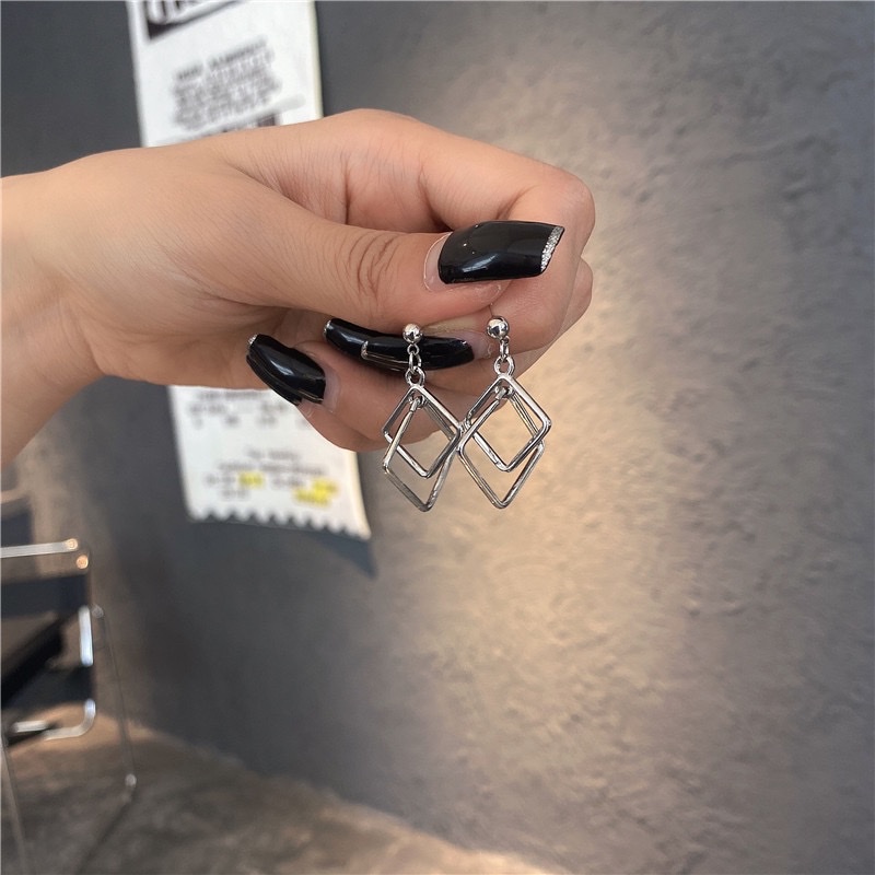 Simple and versatile, niche geometric square earrings and stud earrings, Korean Instagram office worker earrings Application Scenario