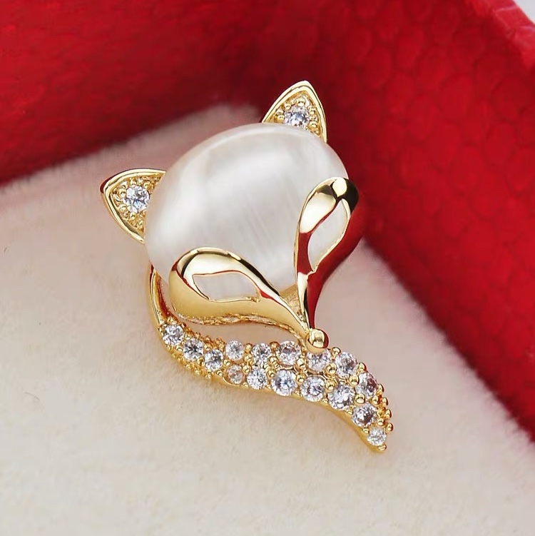 Summer high-grade small anti-slip buckle neckline decorative clothes women's brooch pin accessories artifacts 2021 new trend