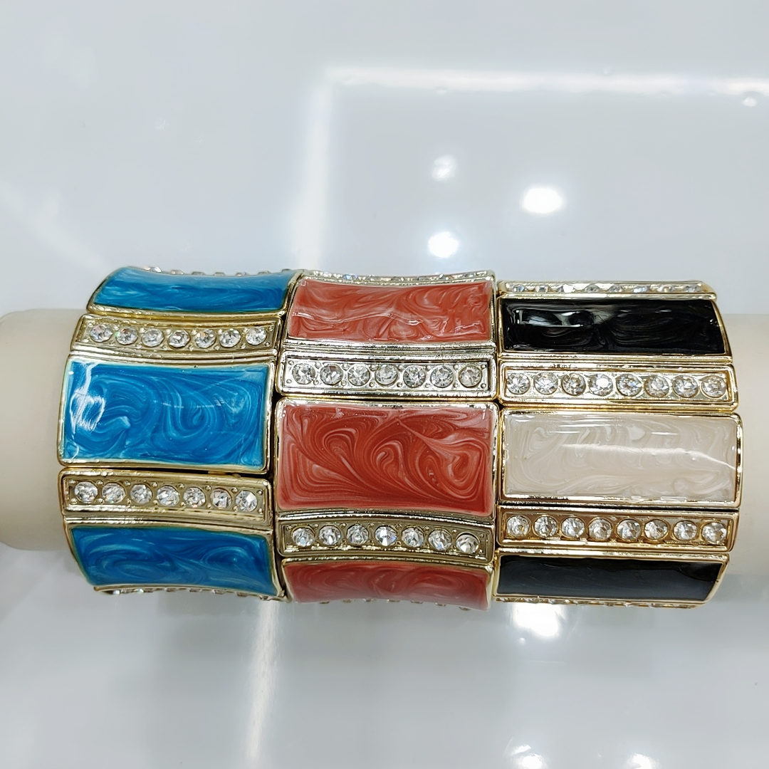 The new best-selling CCB bracelet, a simple and fashionable bracelet, is a trendy and versatile accessory