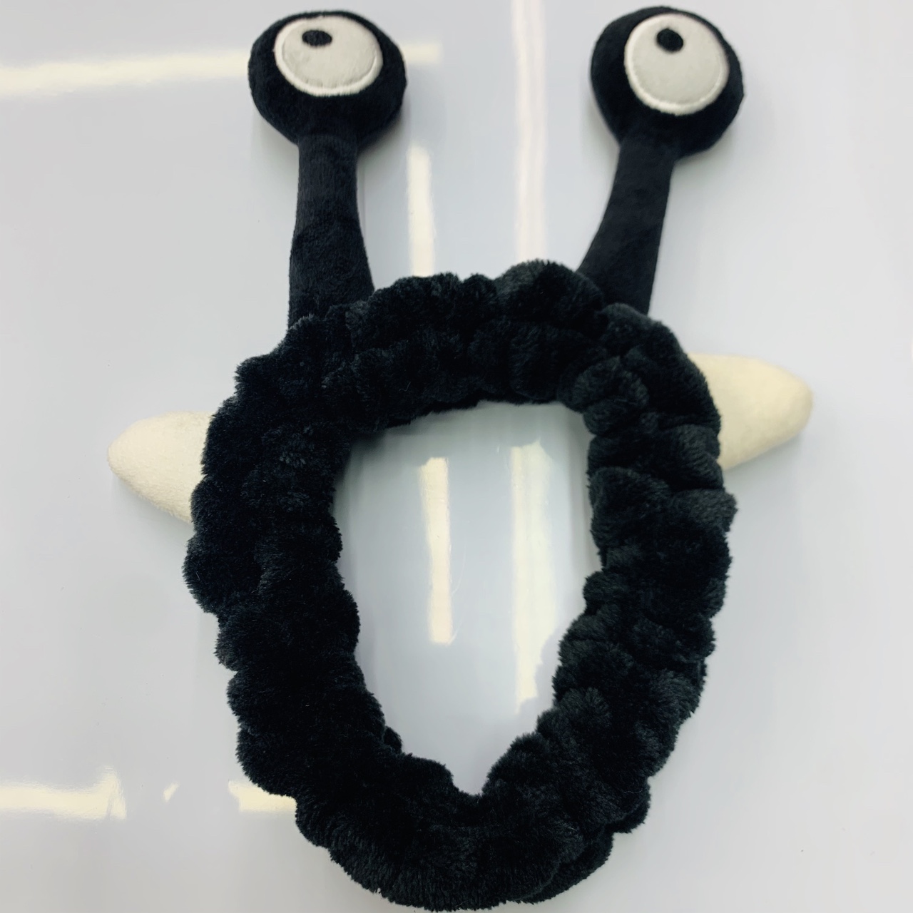 Yuhan's Korean-style facial cleansing and hair-tying band has long eyes and a strange black color