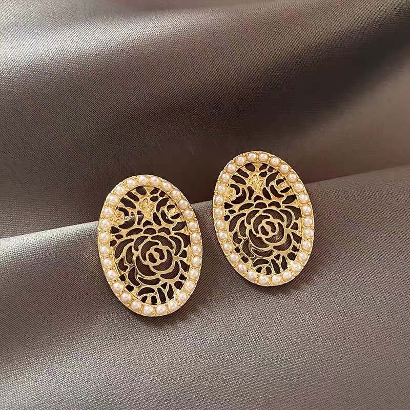 Exquisite and sweet hollowed-out flower trendy and fashionable oval design stud earrings Application Scenario