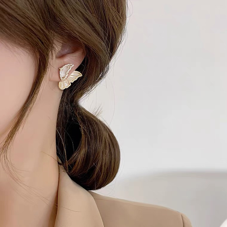 This is a new French light luxury style ear accessory for women in 2021, featuring double-ear stud earrings and mother-of-pearl butterfly earrings detail image 4