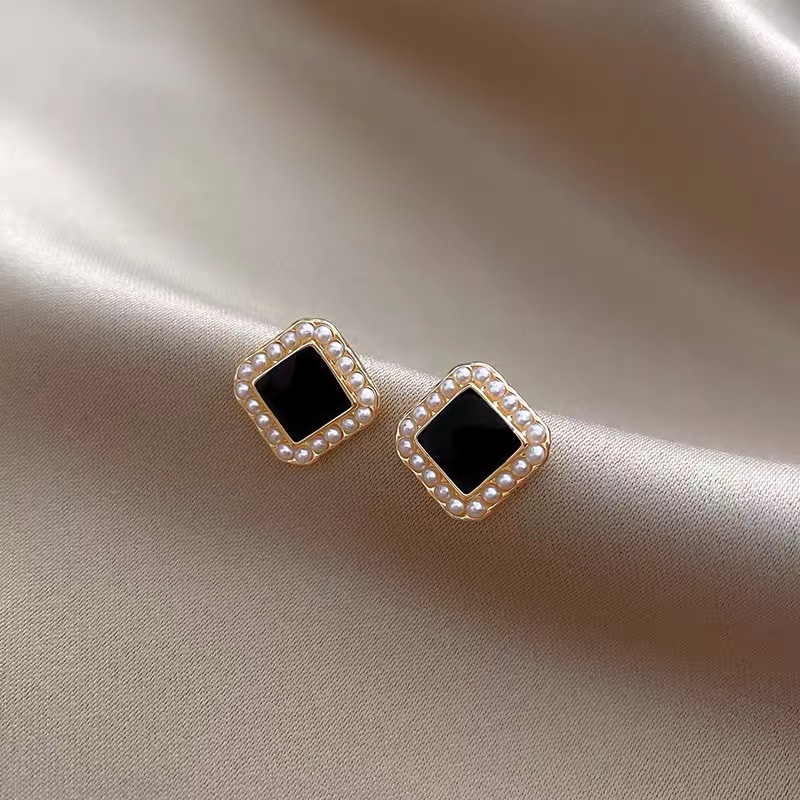 New minimalist, elegant, individual and sweet stud earrings are a must-have for girls. details Picture