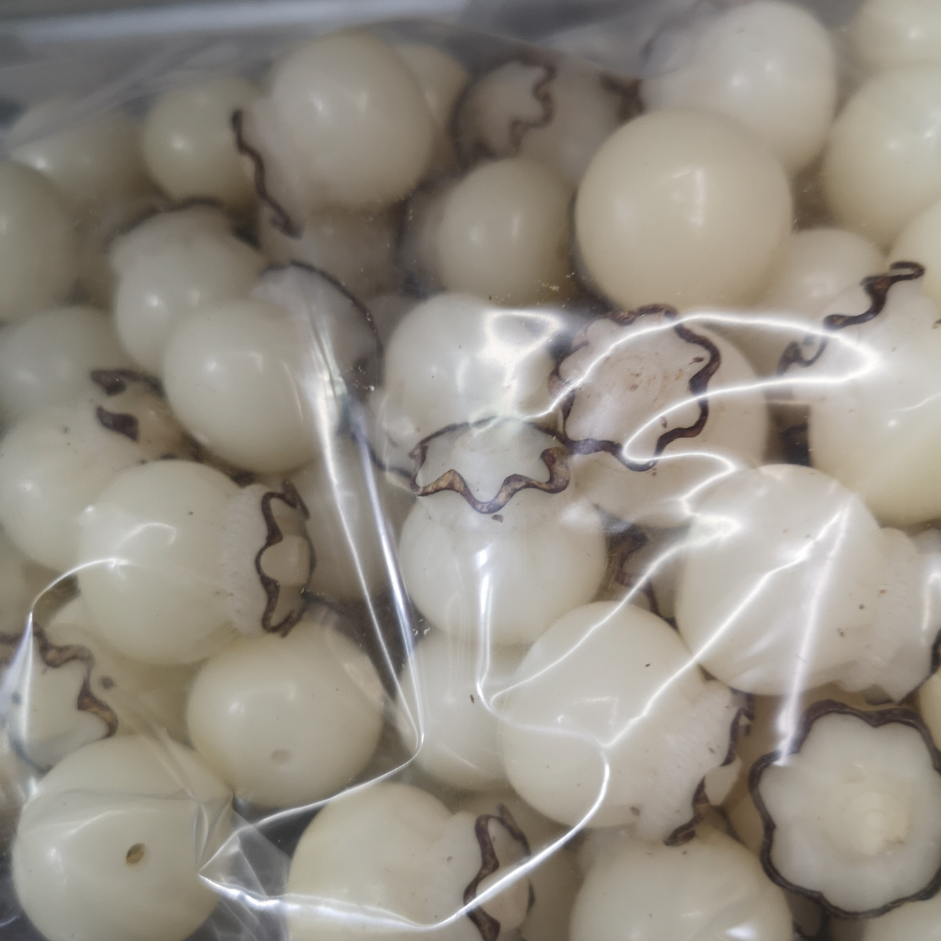 义乌市欢喜工艺品商行天然白玉菩提根雕刻钱袋
