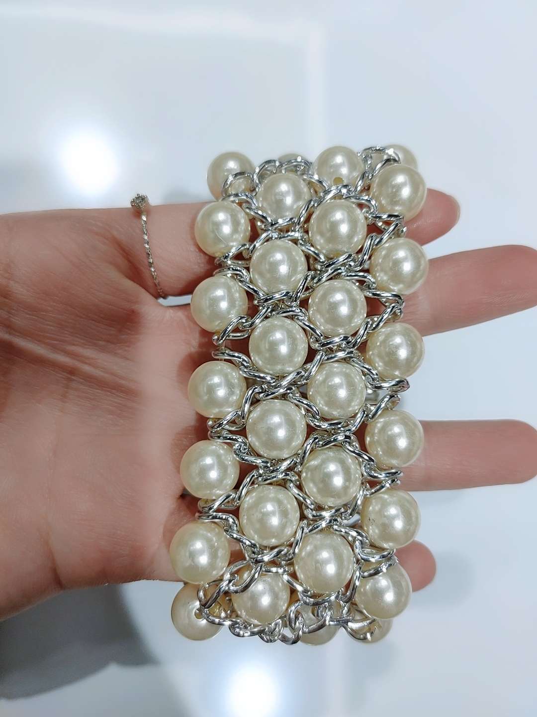 صُمِّمت السوار الفضية بين اللؤلؤ والأوروپي Specification image