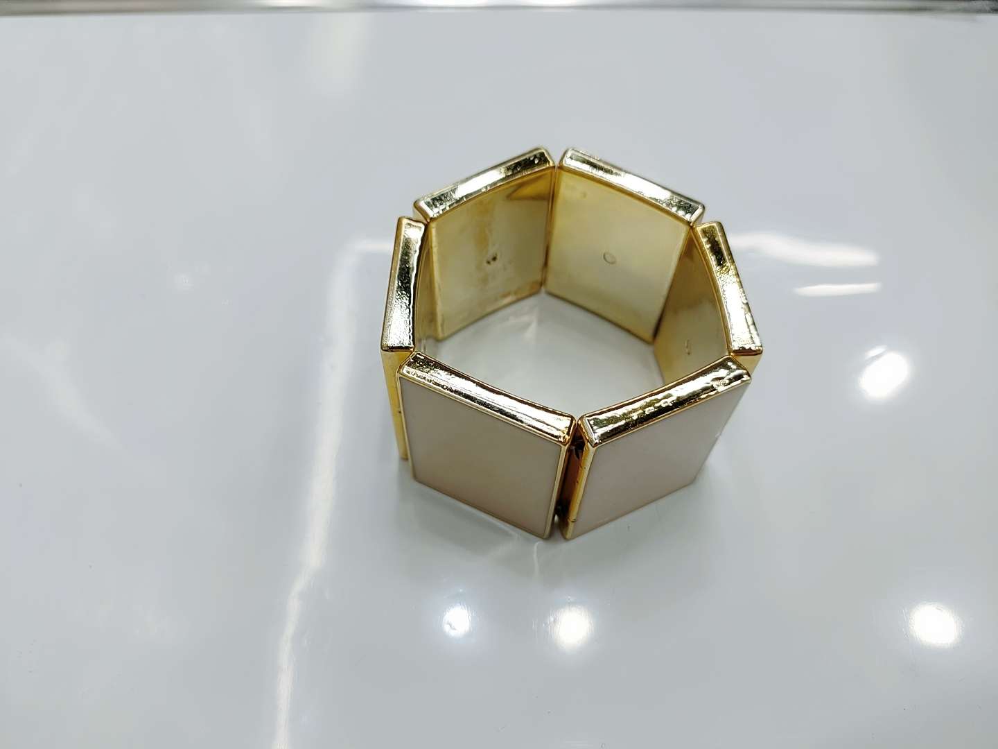 The new and popular CCB bracelet, a versatile accessory from Japan and South Korea, is simple and fashionable. It's a trendy bracelet details Picture