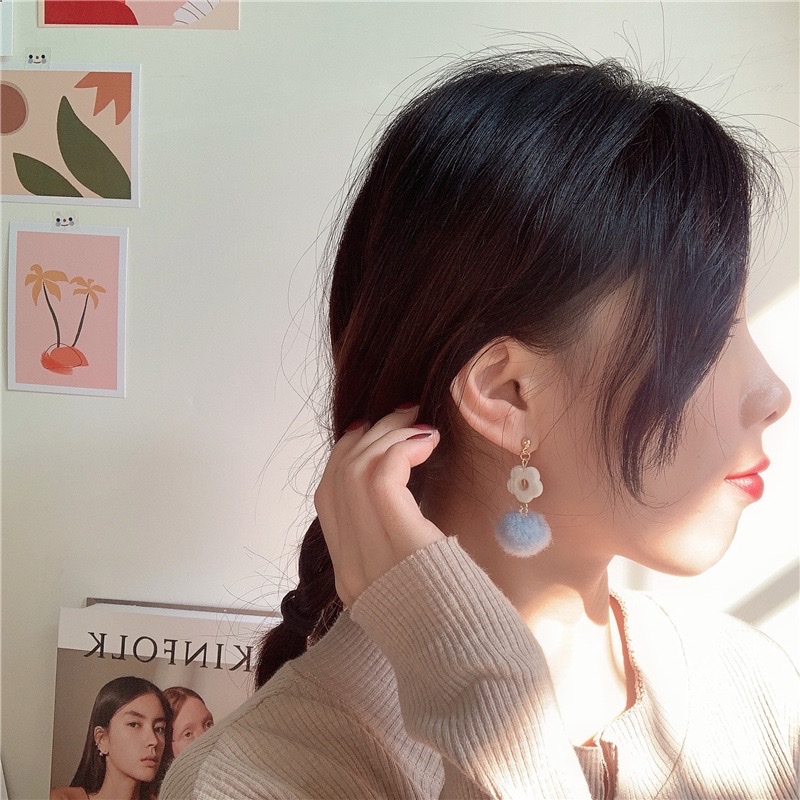 Hairball stud earrings, personalized color-blocking earrings, autumn and winter plush earrings, earrings and ear clips Item Picture