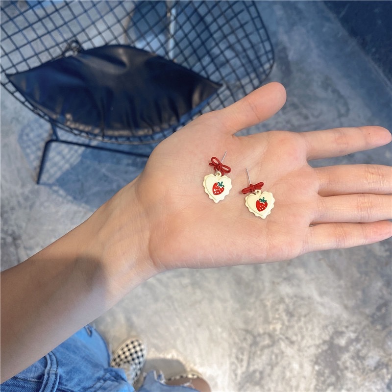 Sweet and fresh oil-infused lacquered heart-shaped strawberry earrings and stud earrings, simple and elegant yet unique Specification image
