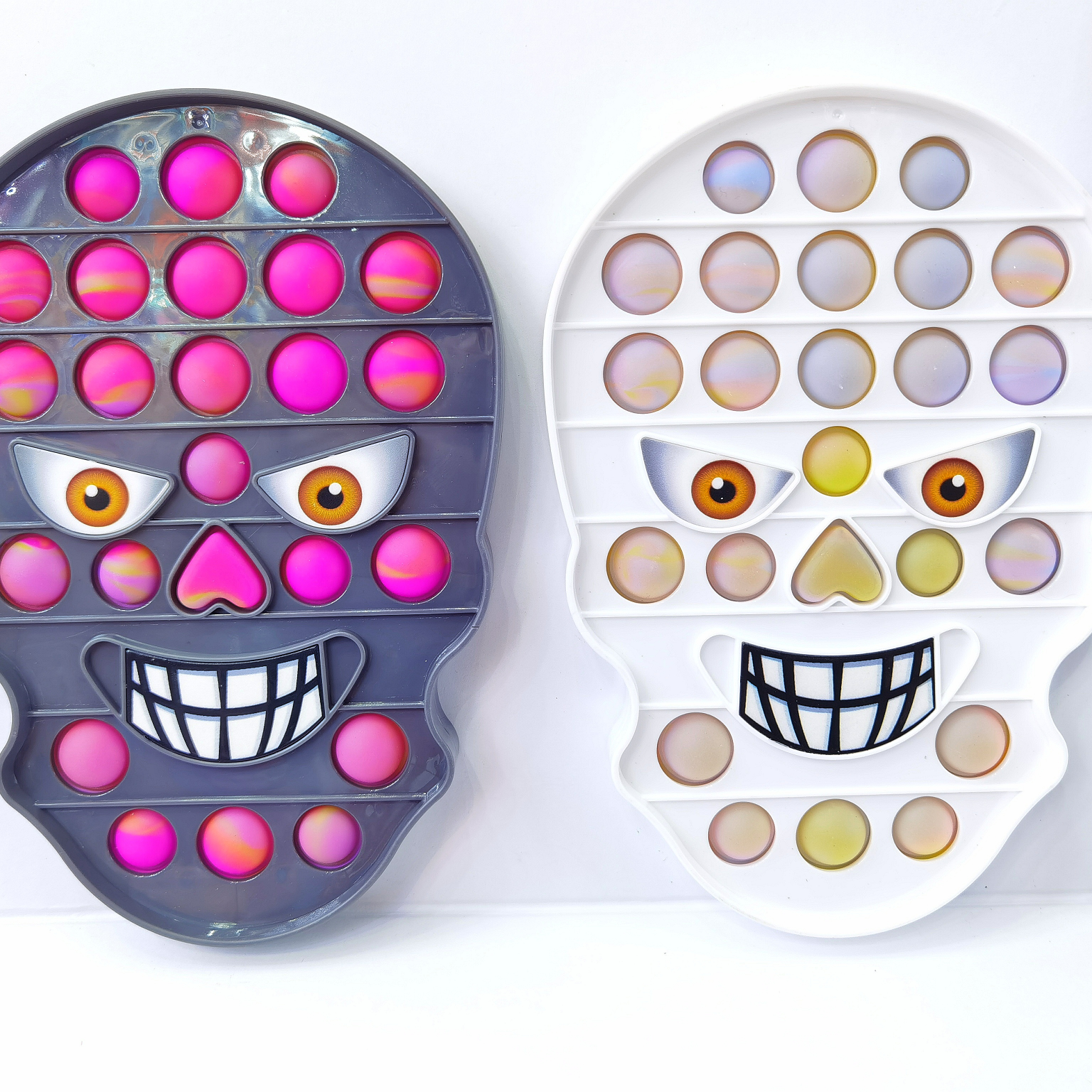 Cráneos brillantes y cabeza burbujas alegría
