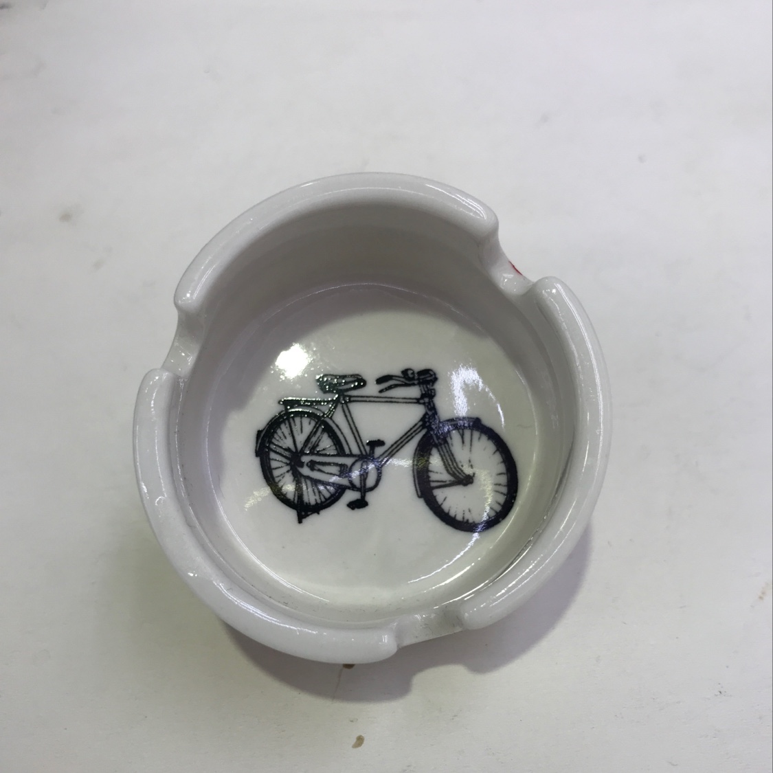 烟灰缸是那么大