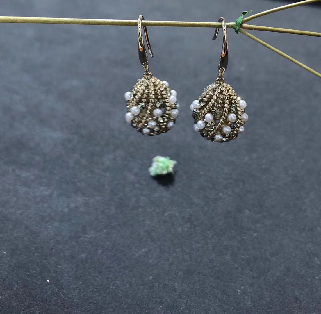 Natural freshwater pearl earrings, elegant French women's ear loops, original design sense, pure silver anti-allergy, simple and elegant Item Picture