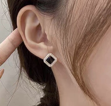 New minimalist, elegant, individual and sweet stud earrings are a must-have for girls. Specification image