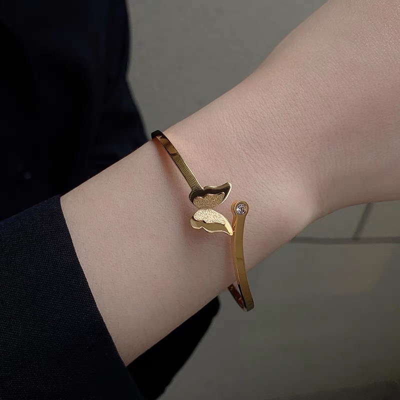 The new titanium steel jewelry item, the butterfly female stainless steel bracelet, is selling well detail image 1