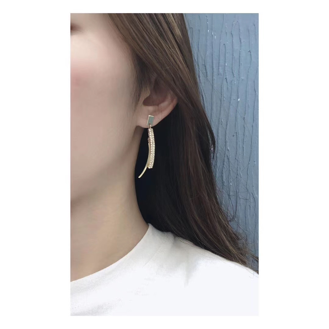 Avant-garde, niche design, minimalist ins style, individual wavy, pleated and twisted spatial line earrings Application Scenario