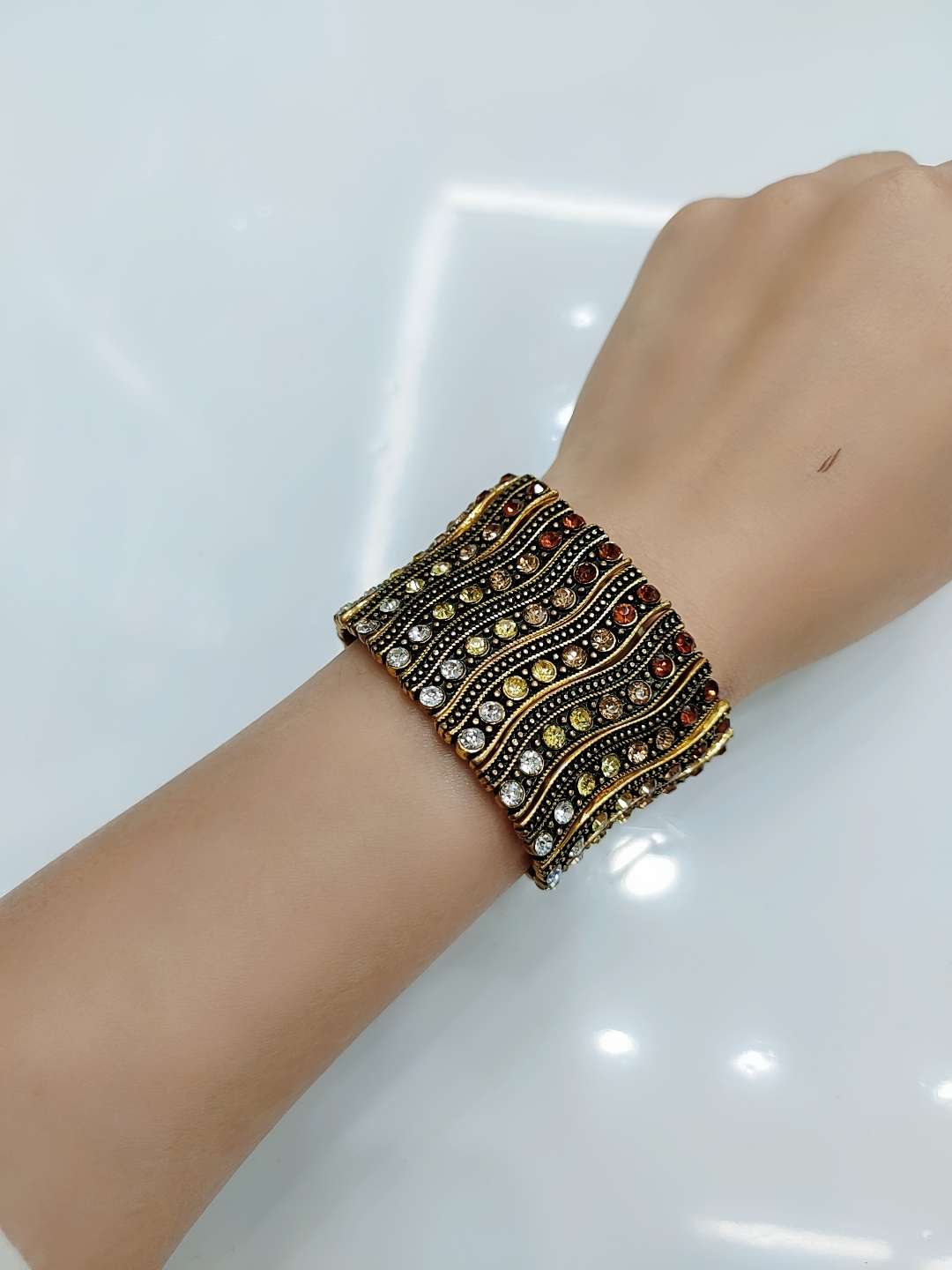Elastic thread, European and American style, elegant and versatile, diamond-encrusted, fashionable and simple bracelet for women, Korean style, individual, exaggerated and elegant, trendy bracelet Application Scenario
