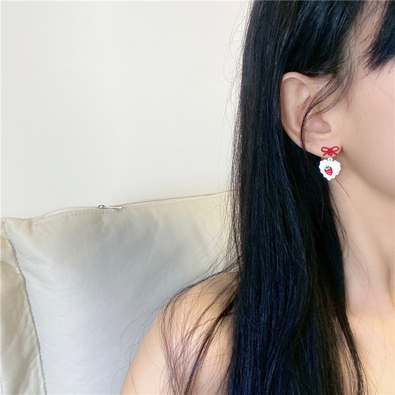 Sweet and fresh oil-infused lacquered heart-shaped strawberry earrings and stud earrings, simple and elegant yet unique Application Scenario
