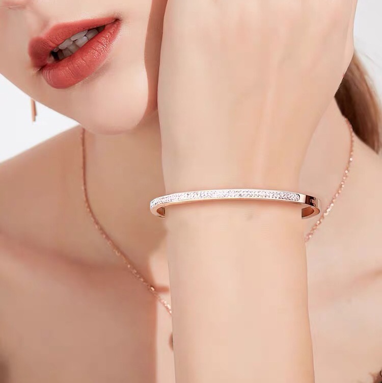 The new titanium steel jewelry item, the peach mud diamond stainless steel bracelet, is selling well