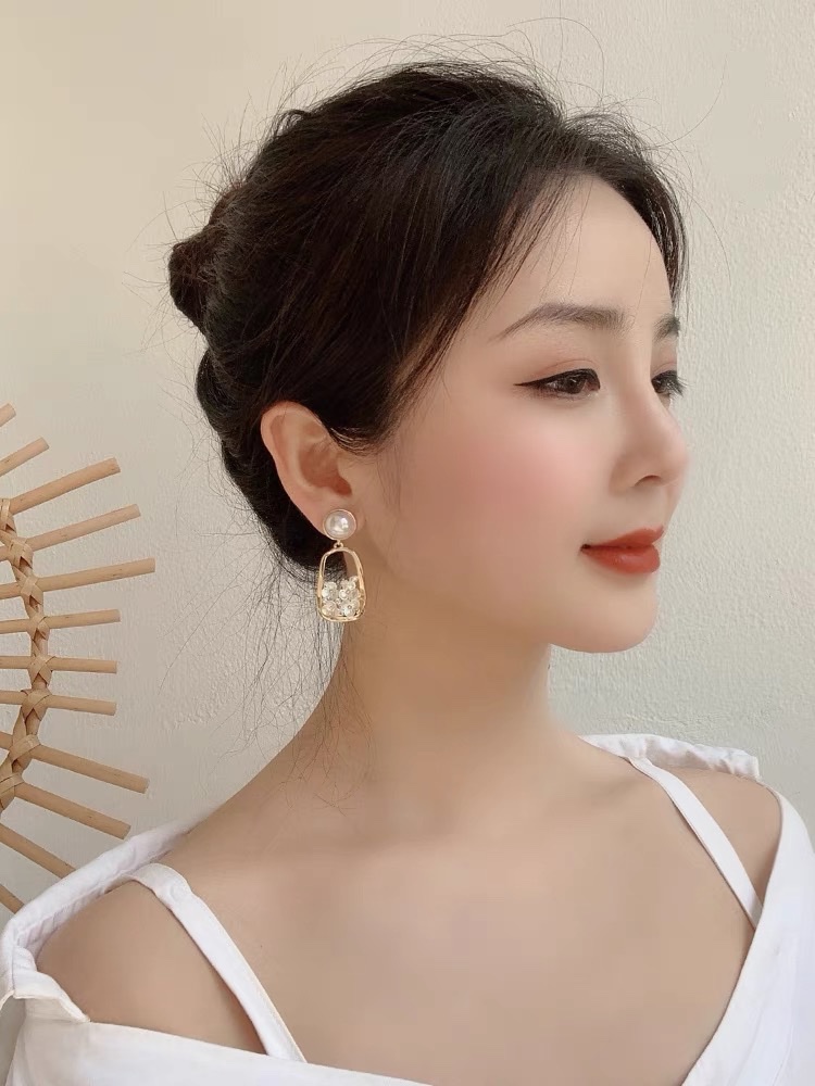 Pearl earrings 2021 New style, trendy, high-end, light luxury, goddess-like, ins style, shell flower stud earrings details Picture