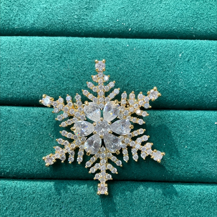 Snowflake brooch with micro-diamond setting