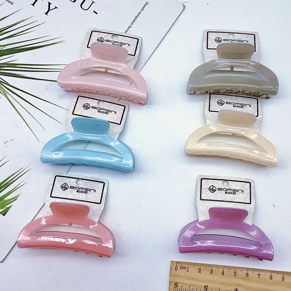 The fresh and jelly-colored crescent-shaped hairbrush is a popular trend in summer details Picture