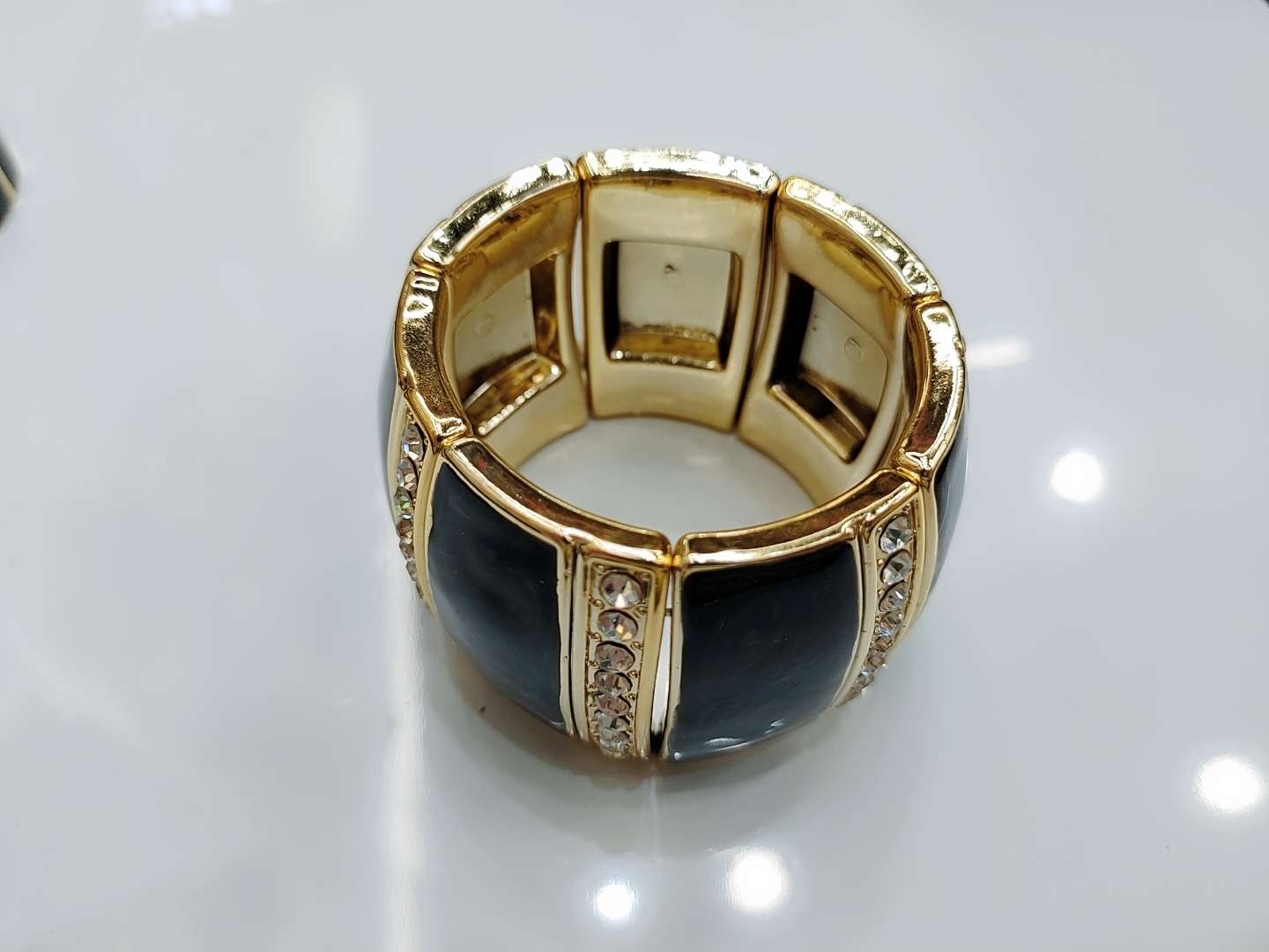 The new and popular CCB1 bracelet, a versatile European and American accessory, is simple and fashionable. It's a trendy bracelet Application Scenario