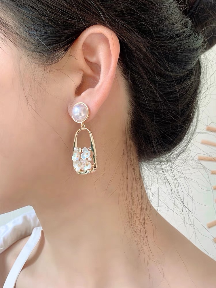Pearl earrings 2021 New style, trendy, high-end, light luxury, goddess-like, ins style, shell flower stud earrings Item Picture