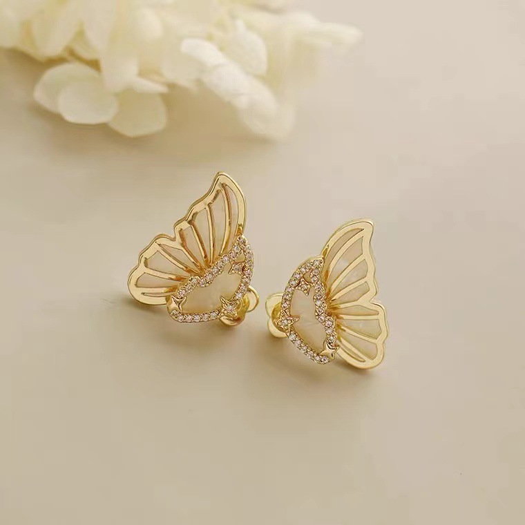 This is a new French light luxury style ear accessory for women in 2021, featuring double-ear stud earrings and mother-of-pearl butterfly earrings Specification image