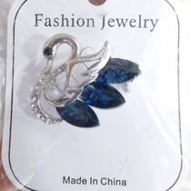 Glass cygnet collar pin