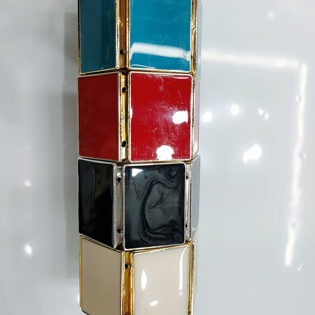The new and popular CCB bracelet, a versatile accessory from Japan and South Korea, is simple and fashionable. It's a trendy bracelet