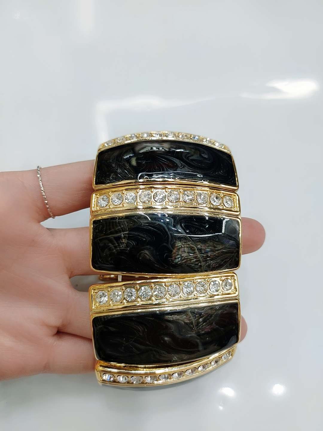 The new and popular CCB1 bracelet, a versatile European and American accessory, is simple and fashionable. It's a trendy bracelet details Picture