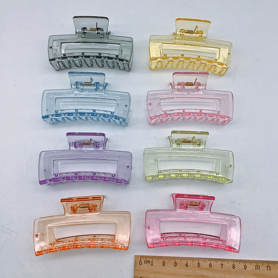 Transparent, colorful, hollowed-out square grippers are popular among Internet celebrities
