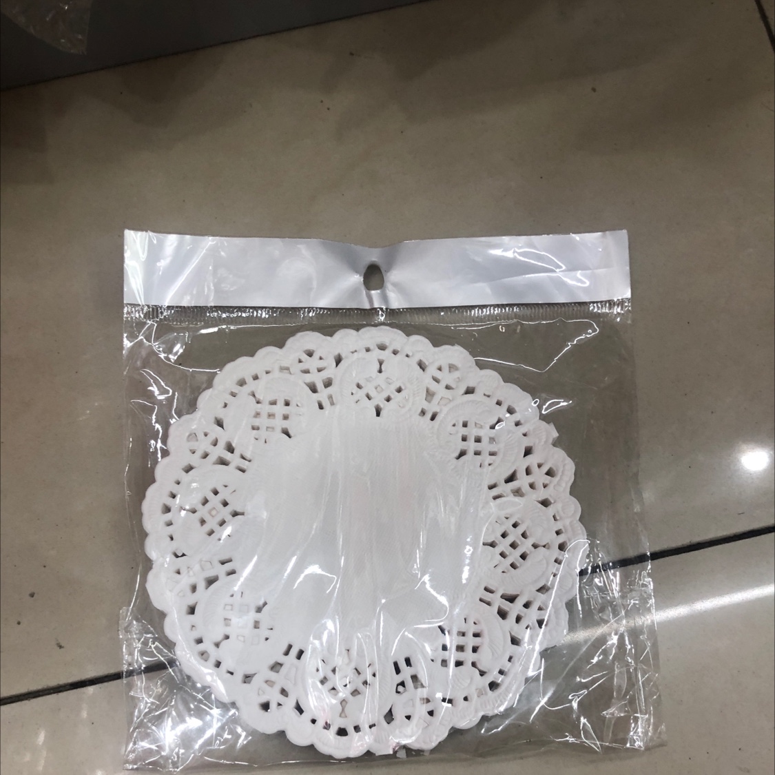 压花边圆形餐垫