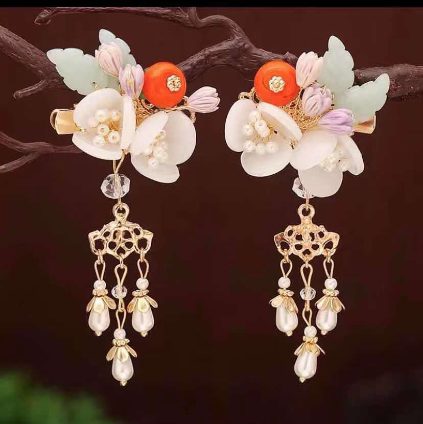 Persimmon pairs in a traditional style