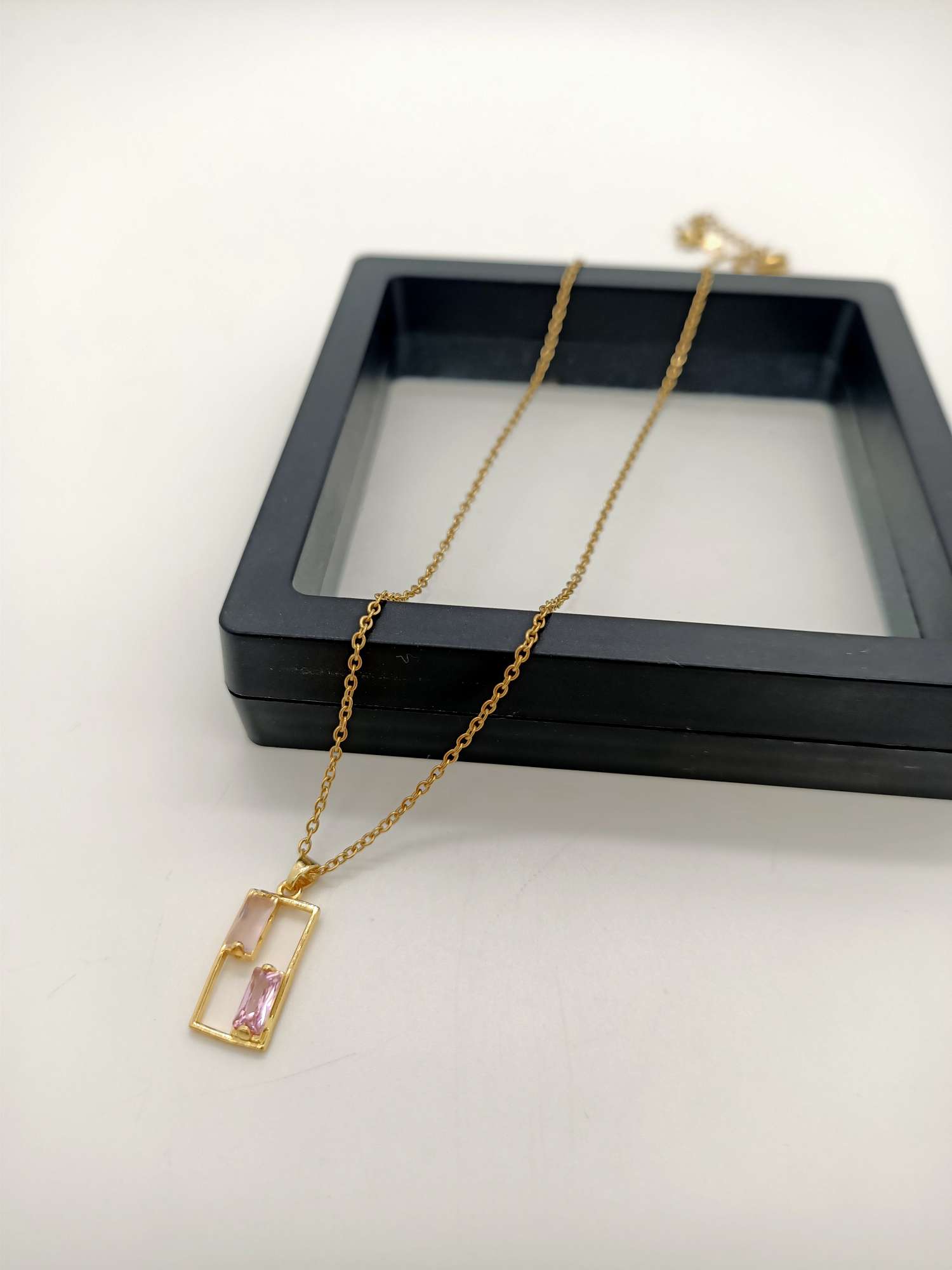 136欧美简约小众高级感K金色项链女ins潮轻奢冷淡风锁骨颈链白底实物图