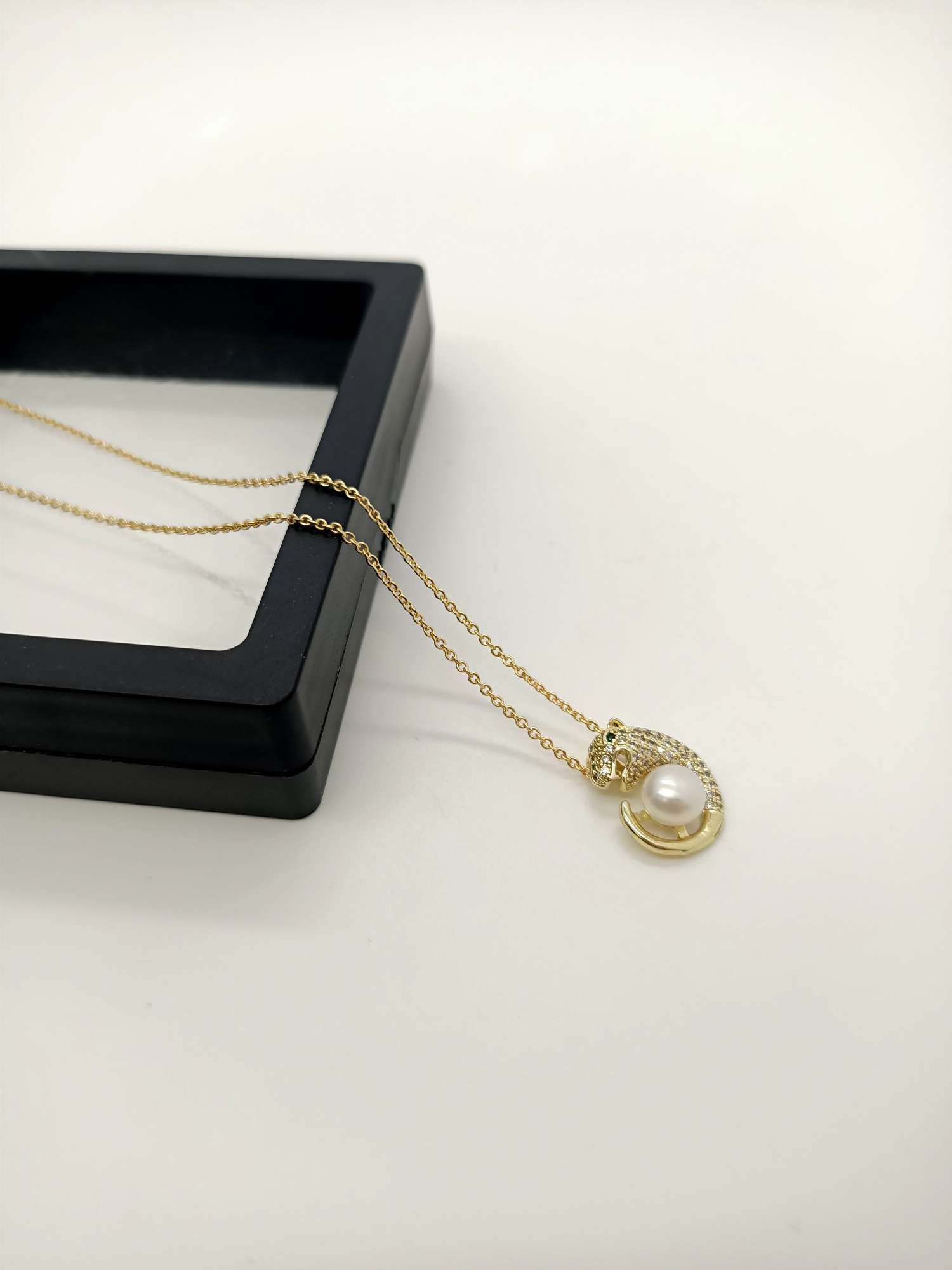 123 European and American simple, niche and high-end K-gold necklace, women's Instagram trendy, light luxury and cold style collarbone necklace detail image 4