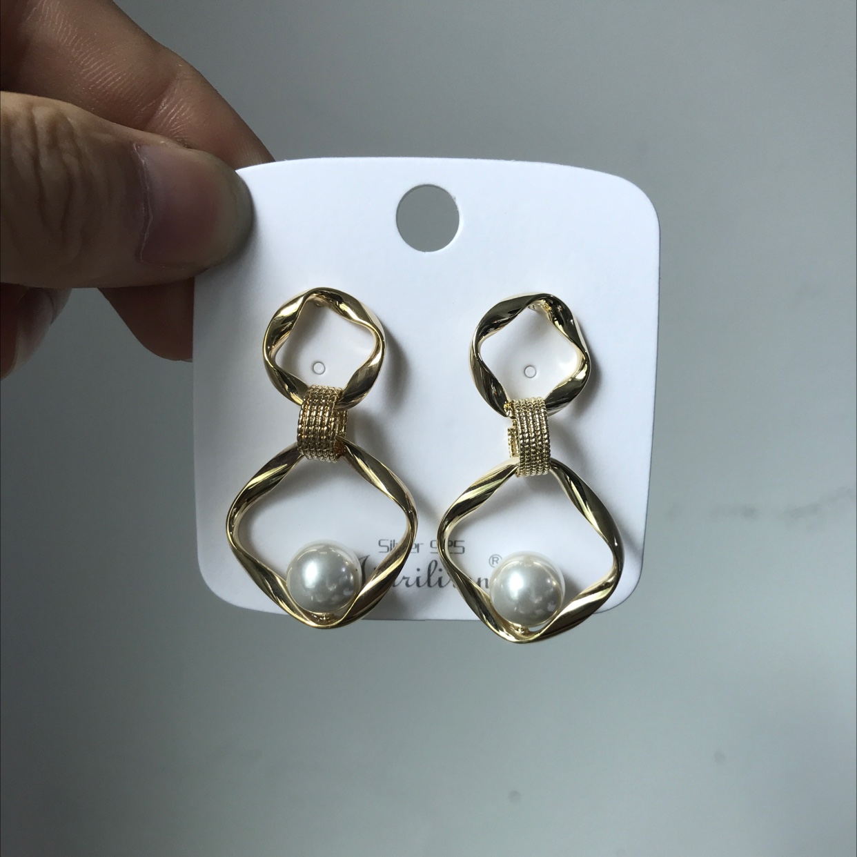 Today beauty Korean version trend gold earrings white pearl product recommendation