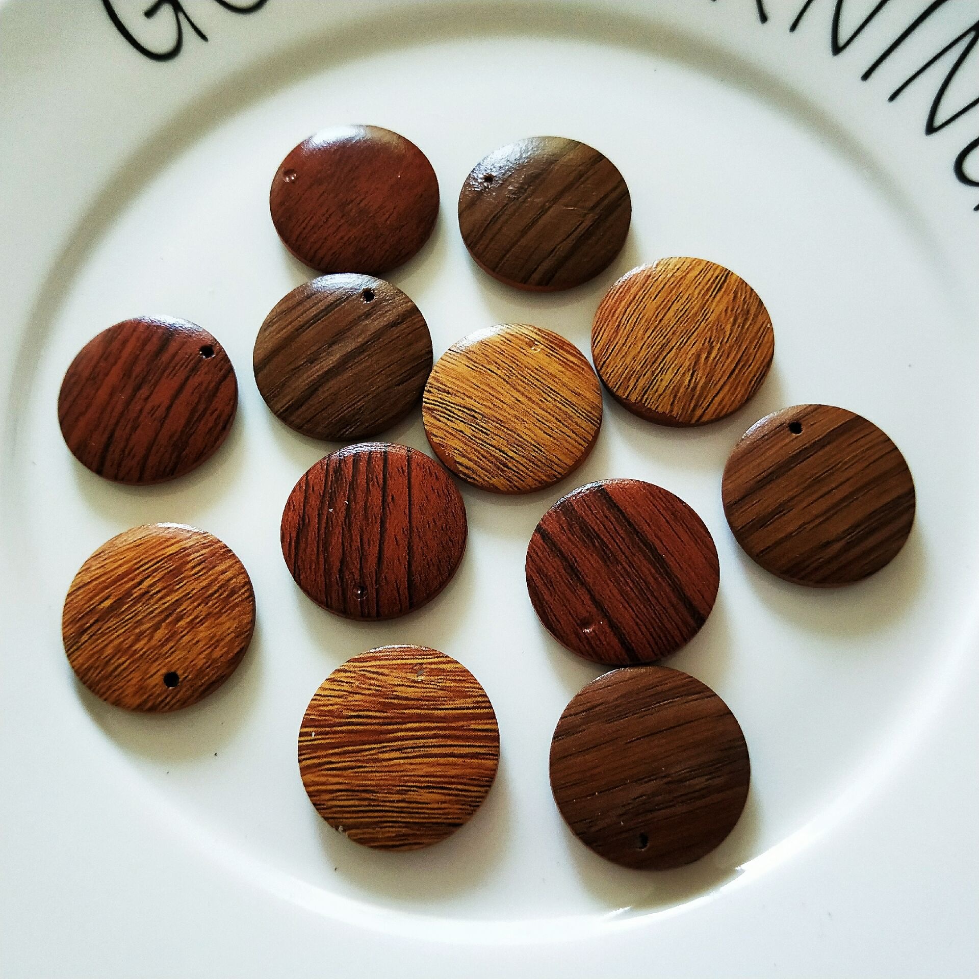 diy jewelry material accessories, wooden handcrafted beaded edge holes, wood grain, coffee color, 25mm round Application Scenario