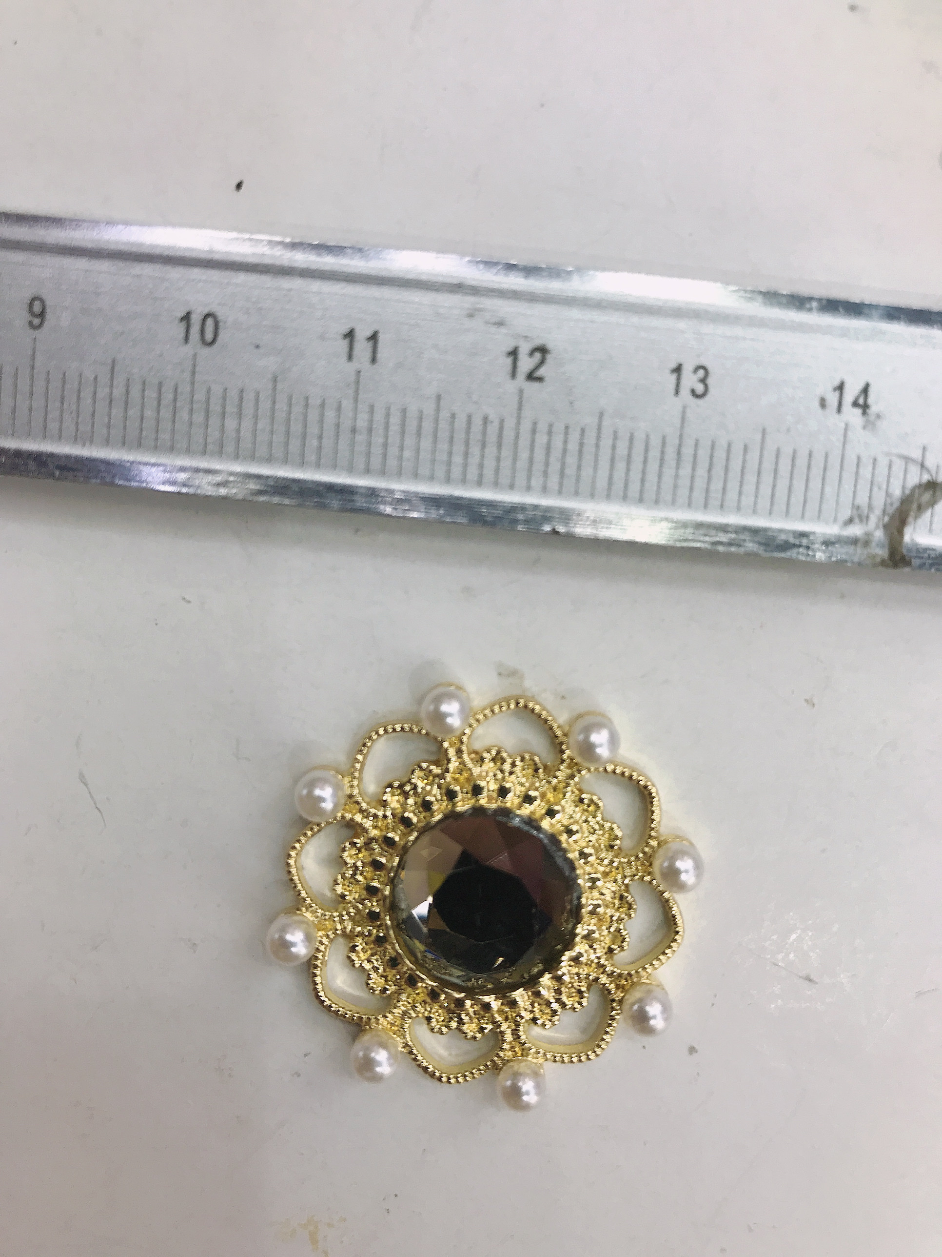 A large diamond in the middle of a round flower details Picture