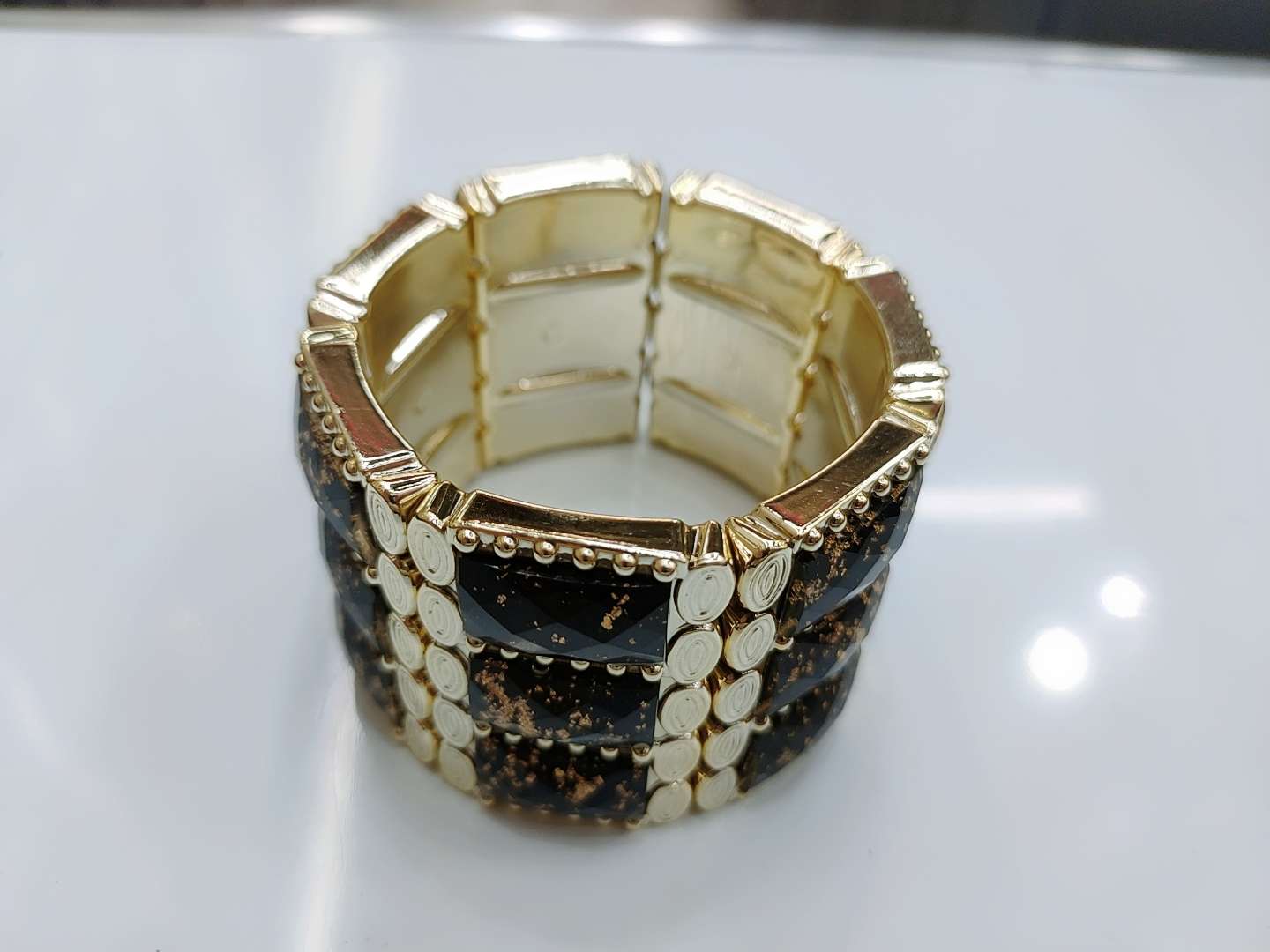 The new and popular CCb bracelet, a versatile accessory, is simple and fashionable. It's a trendy bracelet details Picture