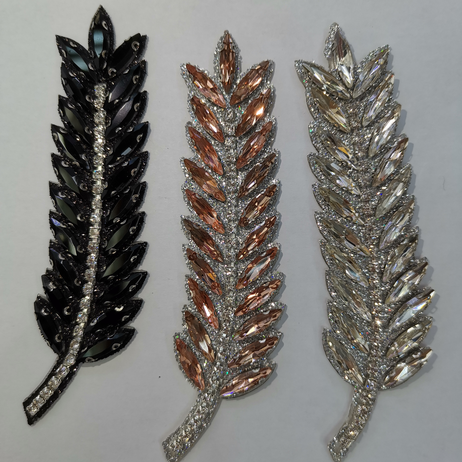 Factory direct sales of fashionable and exquisite brooches, clothing buttons, corsage buttons, other clothing display props, and a wide range of accessories