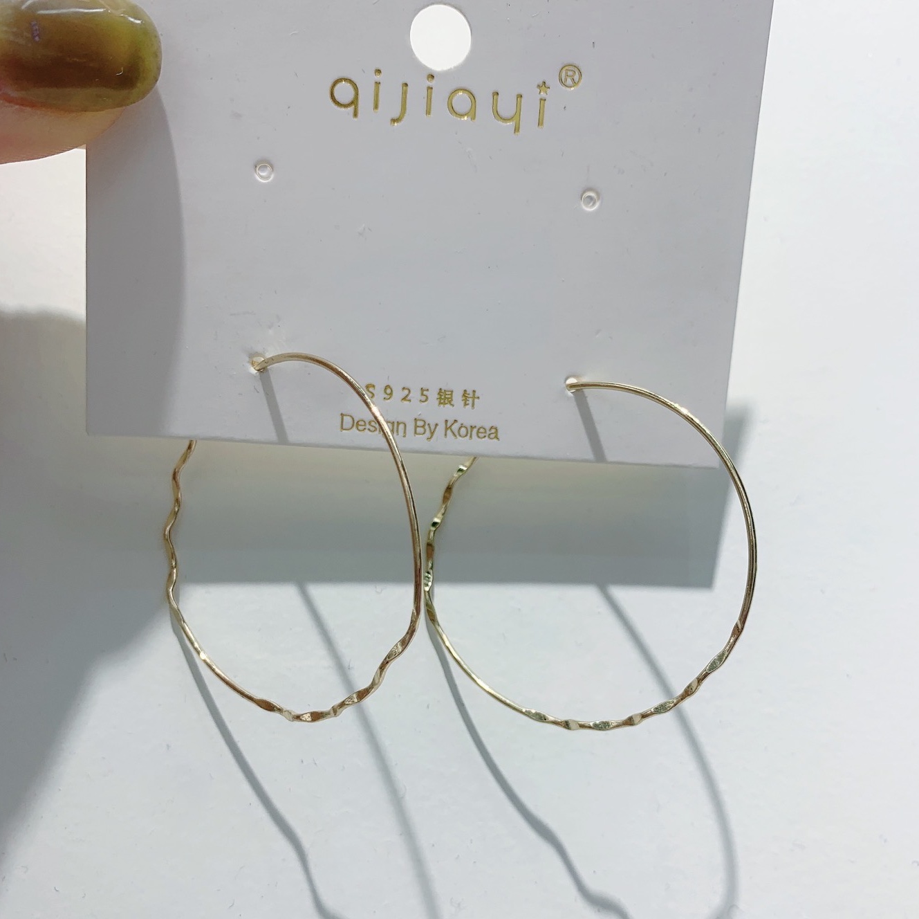 nyunyu, a popular earring brand in Dongdaemun, South Korea, offers a new style of silver needle shiny wavy texture circle earrings